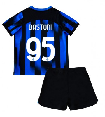 Inter Milan Alessandro Bastoni #95 Replika Babytøj Hjemmebanesæt Børn 2023-24 Kortærmet (+ Korte bukser)